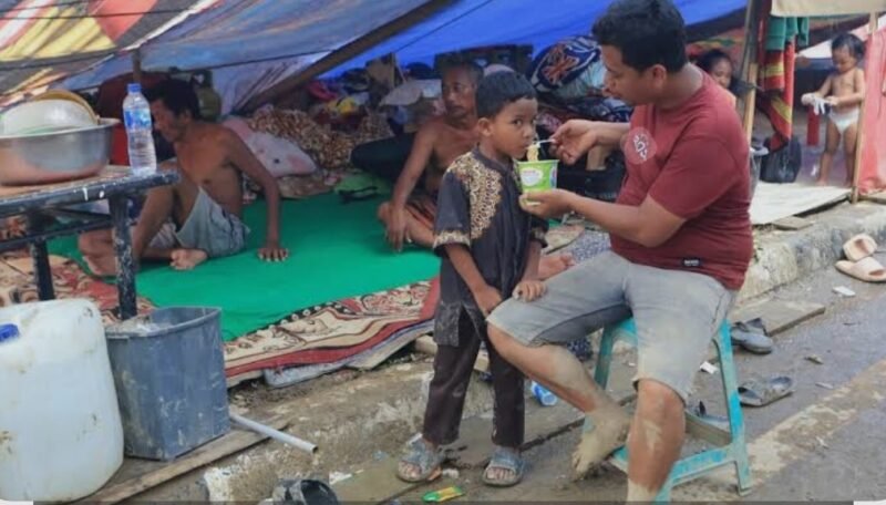 Kondisi pengungsi korban banjir besar di Kabupaten Bireuen yang masih bertahan di tenda darurat dan hunian seadanya akibat belum adanya kepastian pembangunan hunian sementara.