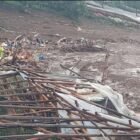 Petugas gabungan melakukan pencarian korban tanah longsor yang menimbun permukiman warga di Kampung Babakan Cibudah, Desa Pasir Langu, Kecamatan Cisarua, Kabupaten Bandung Barat, Sabtu (24/1/2026). BNPB mencatat tujuh orang meninggal dunia dan puluhan warga masih dalam pencarian.
