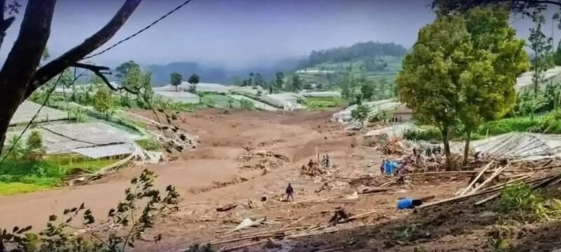 Balita berusia dua tahun, Arsya, ditemukan selamat di atas genting rumah usai longsor besar melanda Desa Pasirlangu, Cisarua, Kabupaten Bandung Barat, Sabtu (24/1/2026). Keajaiban di tengah puing dan duka mendalam.