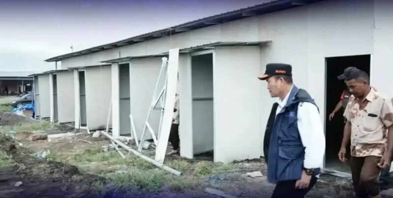 Petugas bersama perangkat daerah melakukan verifikasi data rumah warga terdampak banjir bandang dan longsor di Aceh Tengah sebagai bagian dari penyusunan SK BNBA bantuan stimulan perumahan.(24/01/2026).