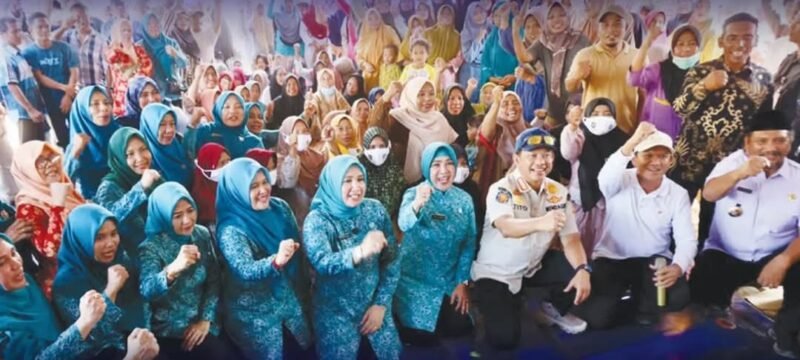 Menteri Dalam Negeri Muhammad Tito Karnavian bersama Ketua TP PKK Aceh Marlina Muzakir dan Ketua Umum TP PKK Pusat Tri Tito Karnavian saat meninjau warga terdampak bencana di Kampung Batang Ara, Kecamatan Bandar Pusaka, Aceh Tamiang, Jumat (23/1/2025).