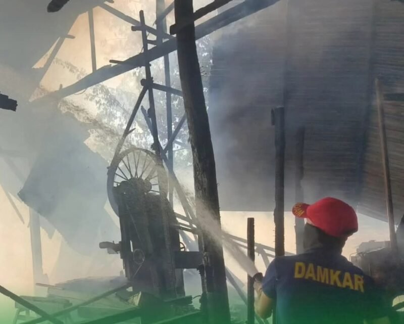 Petugas BPBD Aceh Besar bersama TNI, Polri, dan relawan melakukan pemadaman kebakaran palong kayu milik warga di Gampong Lam Sabang, Kecamatan Kuta Baro, Aceh Besar, Minggu (25/1/2026) sore.