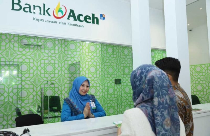 Petugas Bank Aceh Syariah melayani nasabah di kantor pelayanan sebagai bentuk komitmen meningkatkan kualitas layanan serta mendukung penyaluran KUR Syariah bagi pelaku UMKM di Aceh.