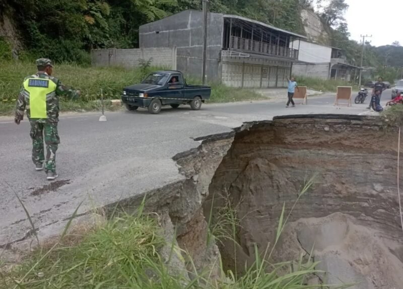 Kondisi ruas jalan lintas Takengon–Bireuen di Desa Jamur Ujung, Kecamatan Wih Pesam, Kabupaten Bener Meriah, yang kembali mengalami amblas. Babinsa mengimbau pengendara, khususnya kendaraan bermuatan berat, untuk berhati-hati saat melintas.  @kodim_benermeriah(25/01/2026).