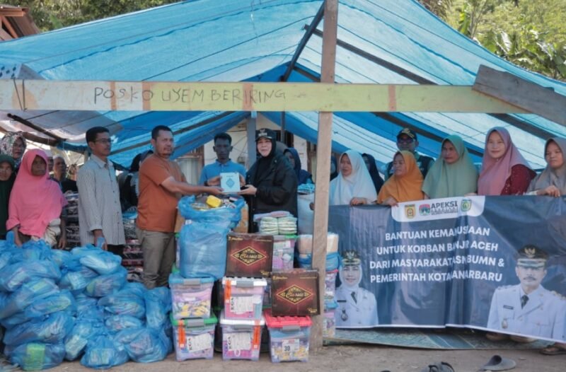 Wali Kota Banda Aceh Illiza Sa’aduddin Djamal menyerahkan bantuan kemanusiaan secara simbolis kepada perwakilan masyarakat terdampak banjir bandang di Kecamatan Beutong Ateuh Benggalang, Kabupaten Nagan Raya, Rabu (21/1/2026).