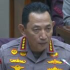 Kapolri Jenderal Polisi Listyo Sigit Prabowo menyampaikan pandangan saat rapat kerja bersama Komisi III DPR RI di Gedung Parlemen, Senayan, Jakarta, Senin (26/1/2026). Kapolri menegaskan Polri menolak berada di bawah kementerian dan menilai posisi di bawah Presiden sudah ideal untuk menjaga independensi dan profesionalisme institusi.