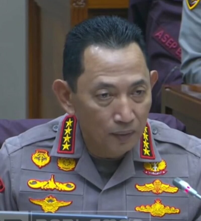 Kapolri Jenderal Polisi Listyo Sigit Prabowo menyampaikan pandangan saat rapat kerja bersama Komisi III DPR RI di Gedung Parlemen, Senayan, Jakarta, Senin (26/1/2026). Kapolri menegaskan Polri menolak berada di bawah kementerian dan menilai posisi di bawah Presiden sudah ideal untuk menjaga independensi dan profesionalisme institusi.