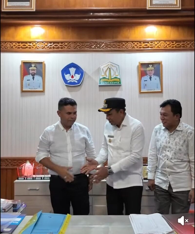 Wakil Bupati Pidie Jaya Hasan Basri, S.T., MM bersilaturahmi dengan Plt Kepala Dinas Pendidikan Aceh Murthalamuddin, S.Pd., MSP, membahas solusi pendidikan bagi siswa terdampak banjir, sebagai upaya memastikan keberlanjutan proses belajar di tengah bencana.(26/01/2026).