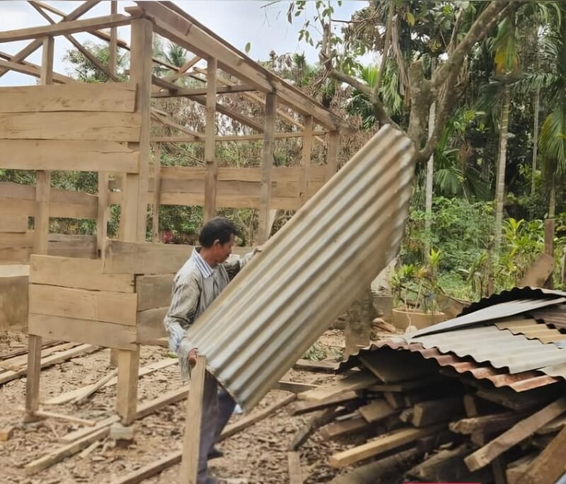 Ibrahim, warga Gampong Darussalam, Peusangan Selatan, membangun gubuk sederhana dari sisa puing rumahnya yang hanyut diterjang banjir, sebagai tempat tinggal sementara menjelang bulan Ramadan.(27/01/2026).