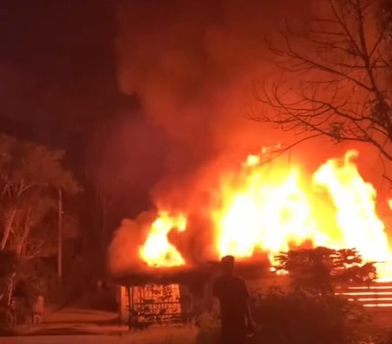 Kobaran api menghanguskan sebuah rumah warga di Kampung Pendere, Aceh Tengah, Rabu (28/1/2026). Tidak ada korban jiwa dalam peristiwa tersebut, namun kerugian material diperkirakan cukup besar.