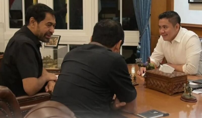 Seskab Teddy Indra Wijaya menerima kunjungan Gubernur Aceh Muzakir Manaf (Mualem) di Kantor Sekretariat Kabinet, membahas percepatan pemulihan pascabencana, pembangunan hunian warga, serta pencairan anggaran rehabilitasi daerah.(29/01/2026).