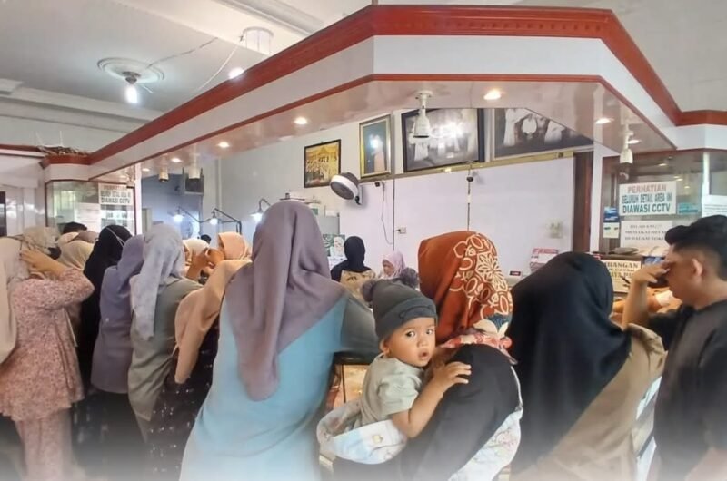 Suasana salah satu toko emas di Kota Langsa yang tetap ramai pembeli meski harga emas murni mencapai Rp10,2 juta per mayam, Kamis (29/1/2026).