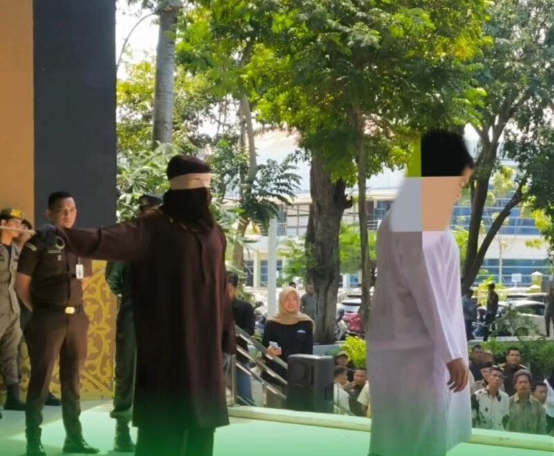 Eksekusi uqubat cambuk terhadap personel Satpol PP dan WH Banda Aceh berinisial TRA di Taman Bustanussalatin, Kamis (29/1/2026), usai terbukti melanggar jarimah ikhtilat.