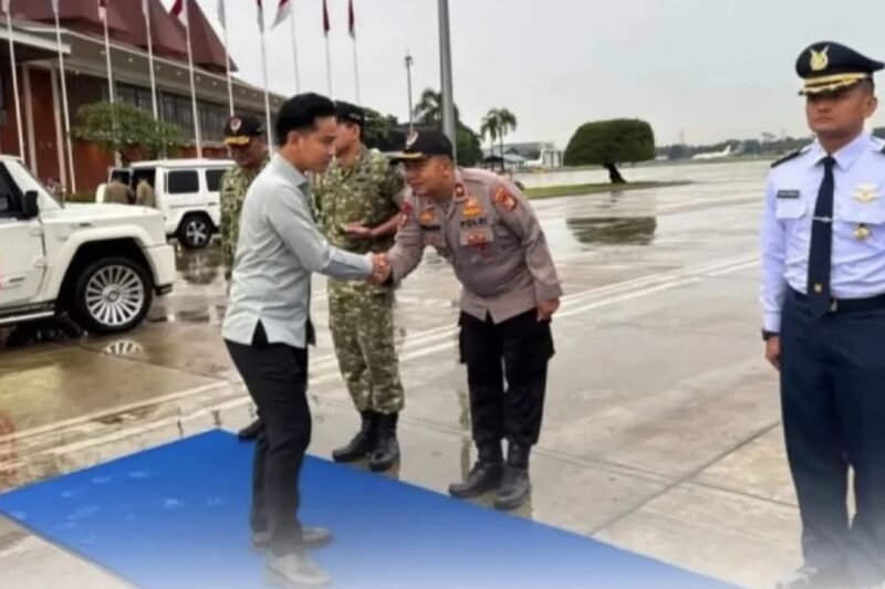 Wakil Presiden Gibran Rakabuming Raka meninjau langsung proses pemulihan pascabencana banjir bandang dan longsor di Kabupaten Aceh Tamiang, Jumat (30/1/2026).
