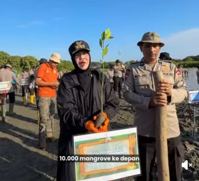 Wali Kota Banda Aceh Illiza Saaduddin Djamal bersama jajaran Polda Aceh saat melakukan penanaman bibit mangrove di kawasan pesisir Gampong Alue Naga, Kecamatan Syiah Kuala, Jumat, 30 Januari 2026.