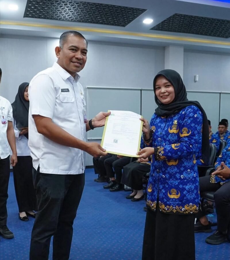 Kepala Dinas Perhubungan Aceh, Teuku Faisal, menyerahkan SK PPPK Paruh Waktu kepada pegawai Dishub Aceh dalam kegiatan yang berlangsung di Aula Multimoda, Jumat (30/1/2026).