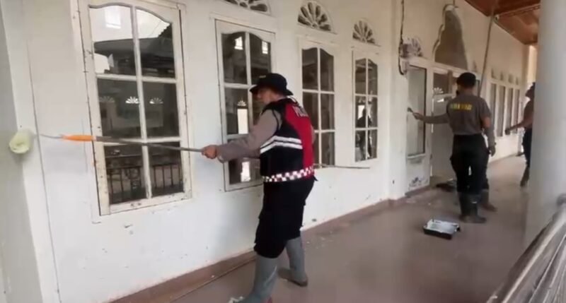 Polres Bener Meriah bersama personel Brimob Polda Aceh dan warga gotong royong membersihkan Meunasah Al Taqwa di Kampung Lampahan Timur pascabanjir, Jumat (30/1/2026), guna menyambut Ramadan.
