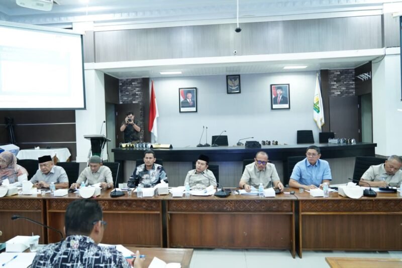 Komisi II DPRA gelar rapat koordinasi membahas dampak bencana hidrometeorologi di Aceh, 200 kecamatan dan 3.038 gampong terdampak. Fokus pada rehabilitasi dan rekonstruksi pascabencana, Kamis 08/1/2026