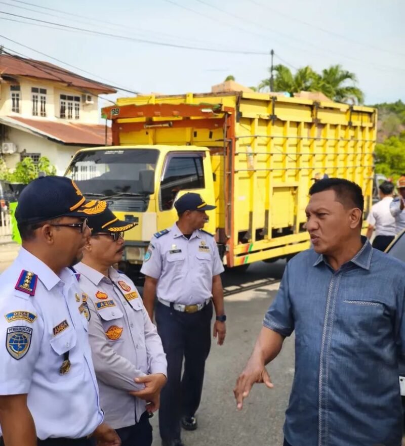 Dishub Banda Aceh & Komisi III DPRK tinjau lokasi rawan macet, atasi parkir liar, Kamis 22/1/2026.