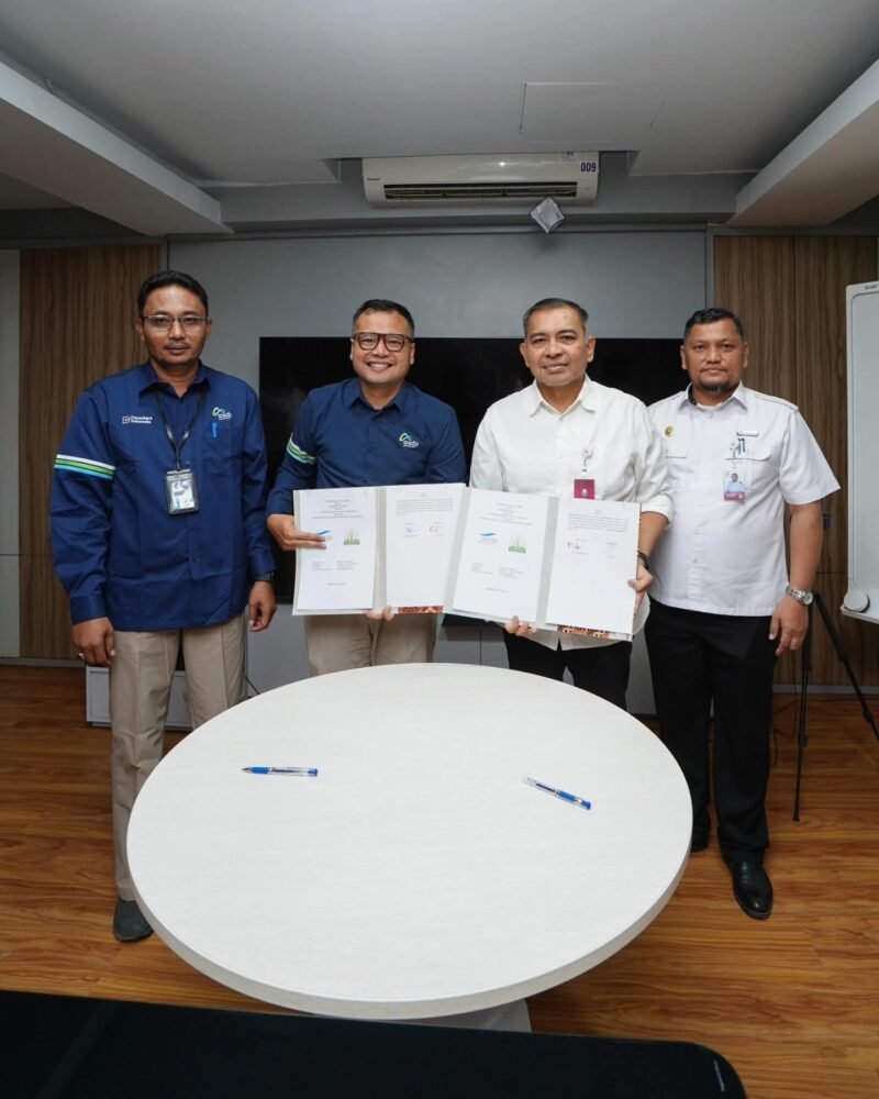 Kepala Dinas Perhubungan Aceh Teuku Faisal bersama Plt General Manager ASDP Cabang Singkil Rachmadian Adha menandatangani perpanjangan kerja sama operasional KMP Aceh Hebat 3 di Banda Aceh, Rabu (4/2/2026).
