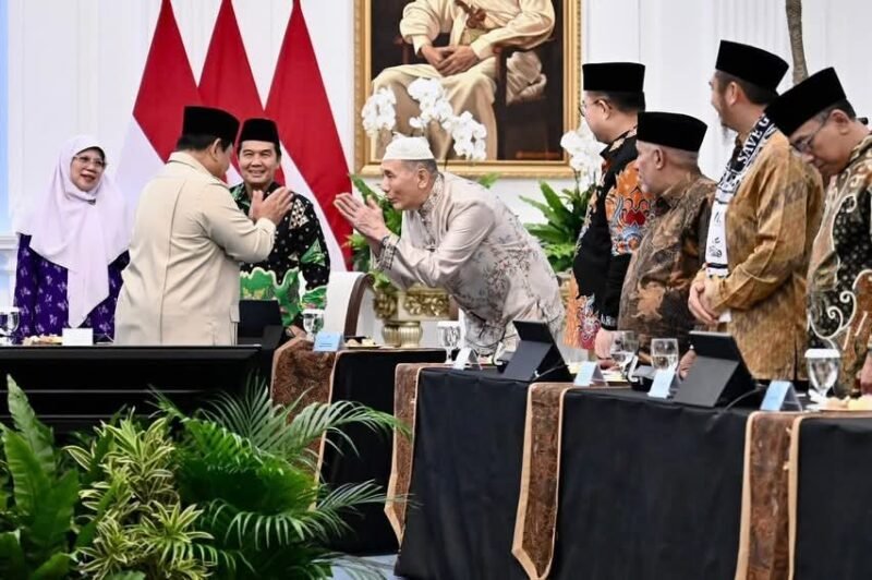 Presiden Prabowo Subianto bersilaturahmi dengan pimpinan ormas Islam, tokoh agama, dan pimpinan pesantren di Istana Merdeka, Jakarta, Selasa (3/2/2026)