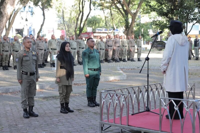 Wali Kota Banda Aceh Illiza Sa’aduddin Djamal bertindak sebagai Pembina Apel Pembaiatan dan Penyematan Baret kepada 218 personel Satpol PP/WH PPPK di Taman Bustanussalatin, Sabtu (7/2/2026).