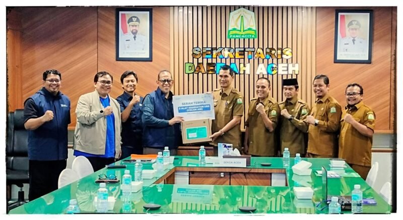 Ketua Dewan Pembina Human Initiative, H. Ahmad Zaki, menyerahkan bantuan tiga unit USG portabel kepada Sekretaris Daerah Aceh, Muhammad Nasir, dalam audiensi kolaborasi penanganan bencana hidrometeorologi di Ruang Rapat Sekda Aceh, Senin (9/2/2026).