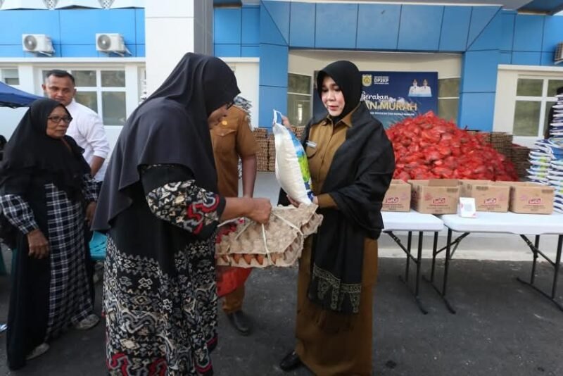 Wali Kota Banda Aceh Illiza Sa’aduddin Djamal meninjau pelaksanaan pasar murah bersubsidi di Kota Banda Aceh, Selasa (10/2/2026), sebagai upaya menjaga stabilitas harga dan meringankan beban masyarakat menjelang Ramadan.