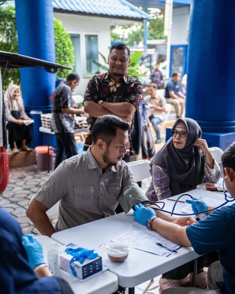 ASN Dinas Perhubungan Aceh mengikuti kegiatan donor darah rutin tahap pertama tahun 2026 di halaman Kantor Dishub Aceh, Kamis (12/2/2026). Sebanyak 59 kantong darah berhasil dikumpulkan bekerja sama dengan UTD PMI Kota Banda Aceh.