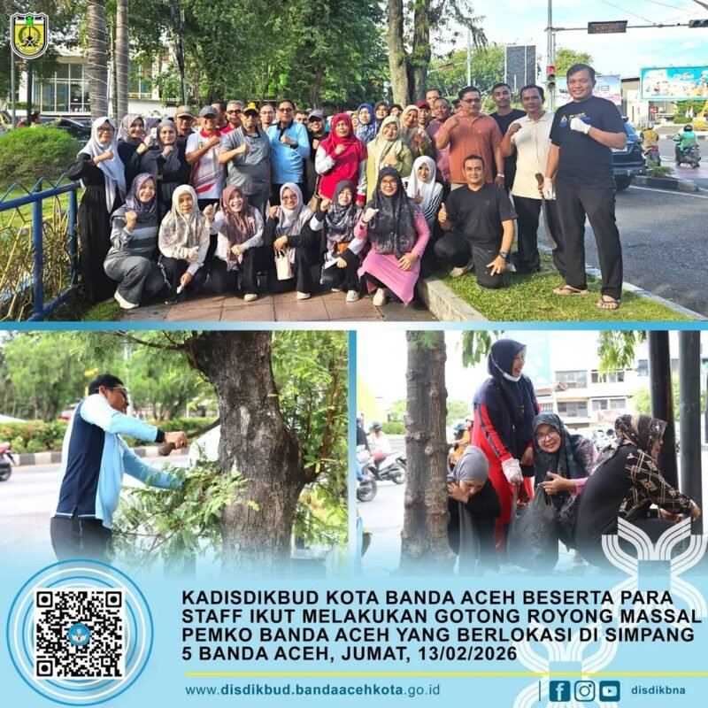 Kepala Dinas Pendidikan dan Kebudayaan Kota Banda Aceh, Sulaiman Bakri, bersama pegawai Disdikbud saat mengikuti gotong royong massal pembersihan kawasan Simpang 5 dalam rangka menyambut Ramadan 1447 H dan HUT ke-821 Kota Banda Aceh.(13/2/2026).