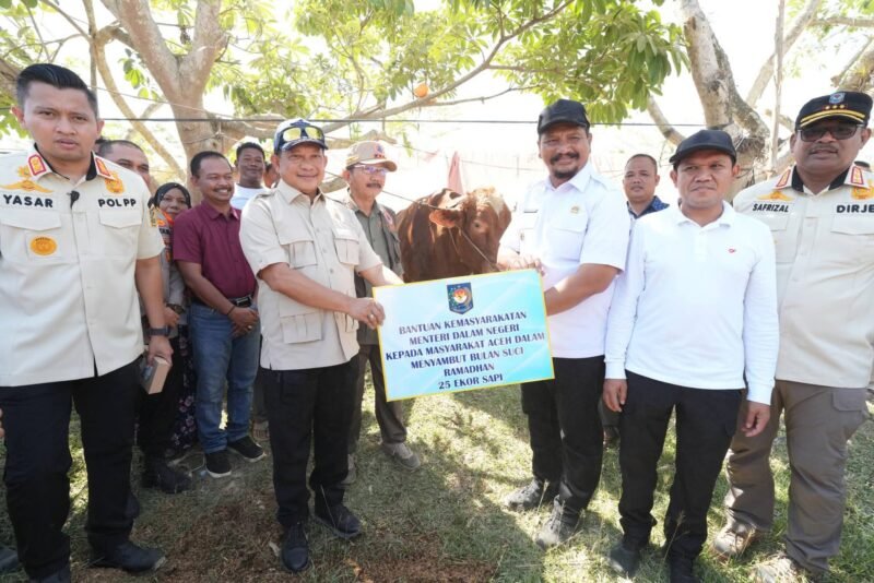 Bupati Aceh Tamiang Armia Pahmi bersama Mendagri Tito Karnavian saat penyerahan simbolis bantuan sapi Meugang dari Presiden Prabowo Subianto di halaman Kantor Bupati Aceh Tamiang, Jumat (13/02/2026).