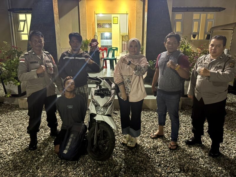 Polisi menunjukkan barang bukti dan mengamankan dua pelaku pencurian tas yang terjadi di depan Apotek Cinta Sehat Banda Aceh, berhasil diungkap kurang dari 1x24 jam setelah viral di media sosial.(1/2/2026).