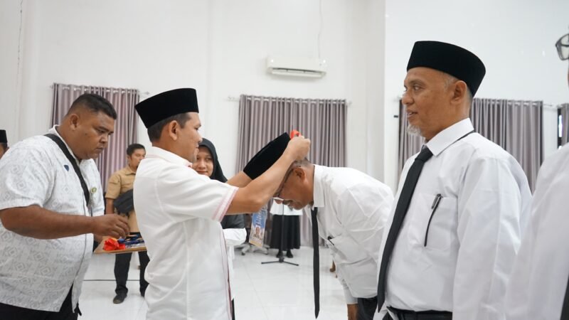 Wakil Gubernur Aceh Fadhlullah, SE secara resmi membuka Pendidikan dan Pelatihan Petugas Penyelenggara Ibadah Haji (PPIH) Kloter Embarkasi Aceh Tahun 1447 H/2026 M di Aula Arafah Asrama Haji Banda Aceh, Minggu (1/2/2026). Kegiatan ini bertujuan meningkatkan kesiapan, profesionalisme, serta kualitas pelayanan petugas haji agar jamaah Aceh dapat menunaikan ibadah dengan aman, nyaman, dan khusyuk.