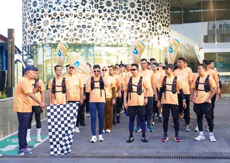 Suasana meriah kegiatan “Langkah Emas CFD Spesial Milad 5 Tahun BSI” di halaman Gedung Landmark BSI Aceh, Minggu (1/2/2026).