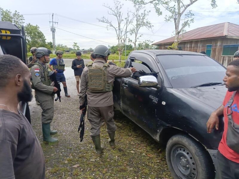 Personel Satgas Operasi Damai Cartenz 2026 bersama Polres Yahukimo melakukan penyisiran dan pengamanan jalur KM 7 Kampung Maroku usai insiden tembakan terhadap mobil warga, Minggu (1/2/2026).