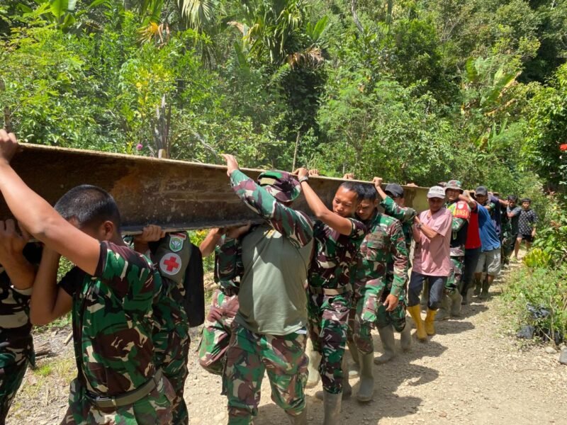 TNI bersama warga Desa Termiara bergotong royong membangun jembatan darurat sebagai akses penghubung antar dusun di Kecamatan Rusip Antara, Aceh Tengah.(1/02/2026).