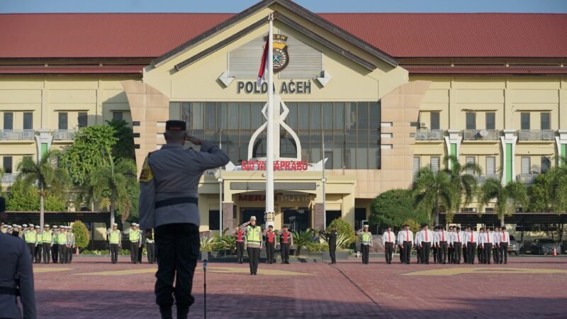 Wakapolda Aceh, Brigjen Pol. Ari Wahyu Widodo, S.I.K., memimpin Apel Gelar Pasukan Operasi Keselamatan Seulawah 2026 di Lapangan Polda Aceh, Banda Aceh, Senin (2/2/2026). 