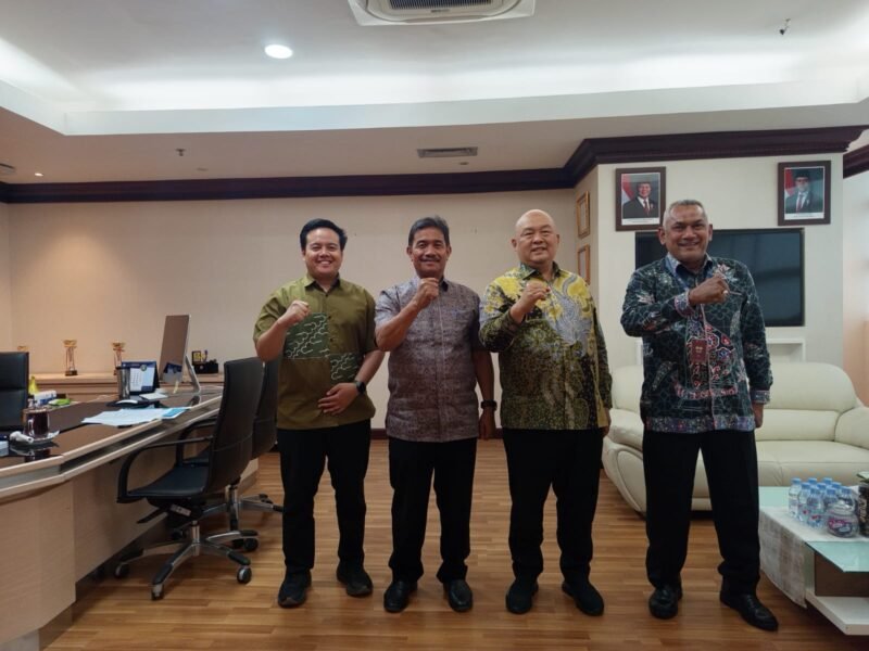 Foto bersama usai pertemuan di Kemendikdasmen RI, Jakarta Pusat, Selasa (3/2/2026). FOTO/ PROKOPIM PEMKAB ACEH BESAR