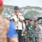 Wakil Gubernur Aceh, Fadhlullah, SE mendampingi Menteri Dalam Negeri, Tito Karnavian didampingi Wamen I, Bima Arya, Dirjen Adwil, Safrizal turut hadir Bupati Aceh Tamiang, Armia Pahmi pada apel pemulangan personel satuan tugas purna praja sekaligus meninjau aktivas Perkantoran di pekarangan kantor Bupati Aceh Tamiang, Selasa, 03/02/2026