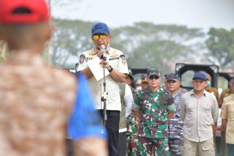 Wakil Gubernur Aceh, Fadhlullah, SE mendampingi Menteri Dalam Negeri, Tito Karnavian didampingi Wamen I, Bima Arya, Dirjen Adwil, Safrizal turut hadir Bupati Aceh Tamiang,  Armia Pahmi pada apel pemulangan personel satuan tugas purna praja sekaligus meninjau aktivas Perkantoran di pekarangan kantor Bupati Aceh Tamiang, Selasa, 03/02/2026