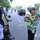 Personel Satgas Gakkum Polda Aceh memberikan imbauan dan melakukan penegakan hukum secara humanis kepada pengguna jalan dalam Operasi Keselamatan Seulawah 2026 di Banda Aceh, Selasa (3/2/2026).