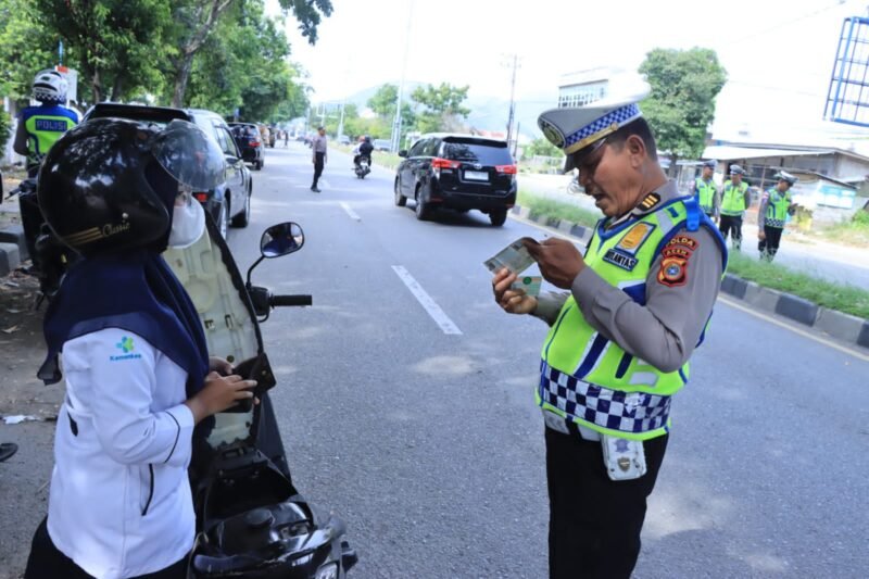 Personel Satgas Gakkum Polda Aceh memberikan imbauan dan melakukan penegakan hukum secara humanis kepada pengguna jalan dalam Operasi Keselamatan Seulawah 2026 di Banda Aceh, Selasa (3/2/2026).