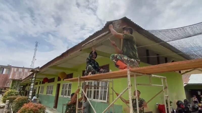 Personel Yonif TP 899/Bata Satya Gardapati melaksanakan renovasi SDN 1 Tualang Cut, Aceh Tamiang, sebagai bentuk kepedulian TNI AD dalam pemulihan fasilitas pendidikan pascabencana banjir bandang.(3/2/2026)