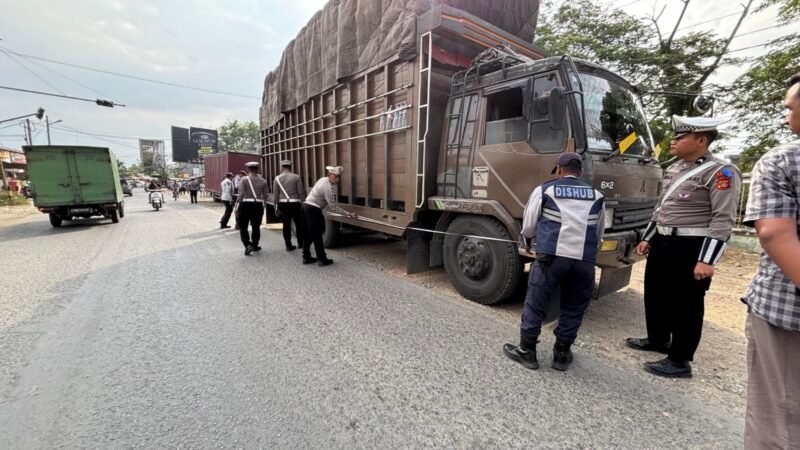 Satlantas Polres Aceh Utara bersama Jasa Raharja melakukan ramp check angkutan umum dan barang di Terminal Lhoksukon במסגרת Operasi Keselamatan Seulawah 2026, Rabu (4/2/2026).