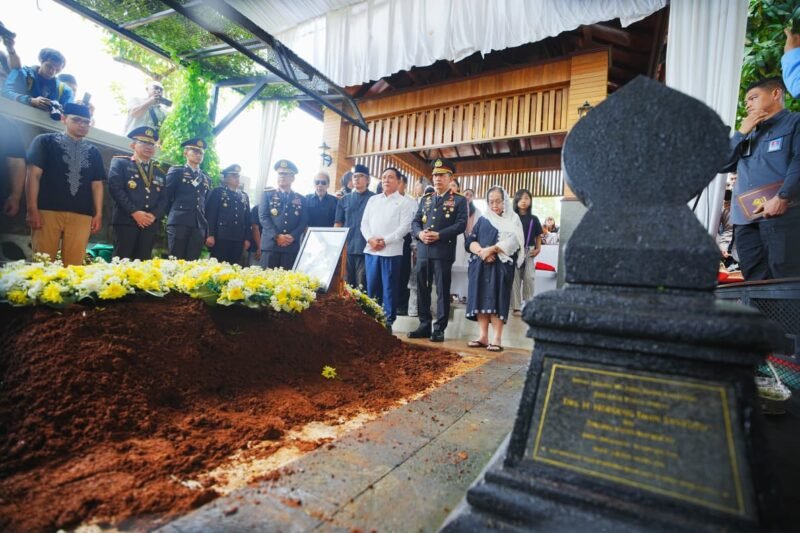 Kapolri Jenderal Listyo Sigit Prabowo menghadiri prosesi pemakaman Meriyati Hoegeng atau Eyang Meri di TPBU Giritama, Bogor, Jawa Barat.(4/2/2026).
