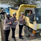 Sat Lantas Polres Pidie Jaya membagikan brosur dan memberikan imbauan tertib berlalu lintas kepada pengendara dalam rangka Operasi Keselamatan Seulawah 2026 di Simpang Jembatan Layang Meureudu, Rabu (4/2/2026).