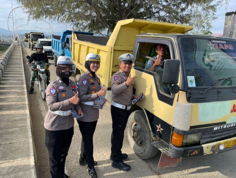 Sat Lantas Polres Pidie Jaya membagikan brosur dan memberikan imbauan tertib berlalu lintas kepada pengendara dalam rangka Operasi Keselamatan Seulawah 2026 di Simpang Jembatan Layang Meureudu, Rabu (4/2/2026).