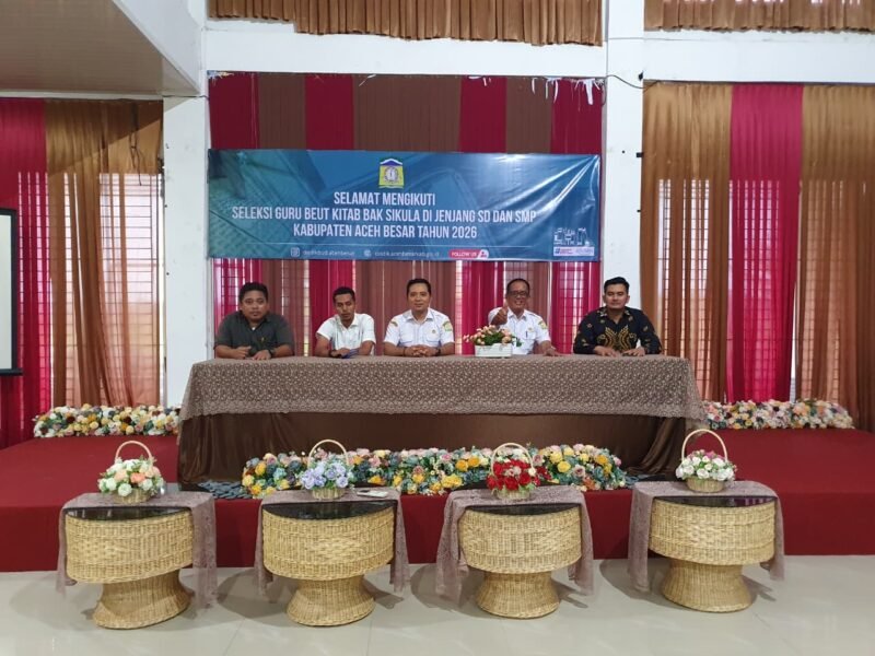 Sekretaris Disdikbud Aceh Besar, Fahrurrazi SE, memantau persiapan lokasi pelaksanaan seleksi Guru Program Beut Kitab Bak Sikula (BKBS) di Gedung Dekranasda Aceh Besar, Gampong Gani, Kecamatan Ingin Jaya, Kabupaten Aceh Besar, Rabu (4/2/2026). FOTO/ MC ACEH BESAR