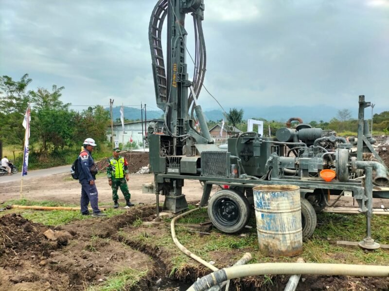 Personel Satgas Gulbencal Kodam Iskandar Muda mengoperasikan mesin bor air portabel di lokasi pembangunan Hunian Sementara (Huntara) Desa Tunyang Induk, Kecamatan Timang Gajah, Kabupaten Bener Meriah, Rabu (4/2/2026).