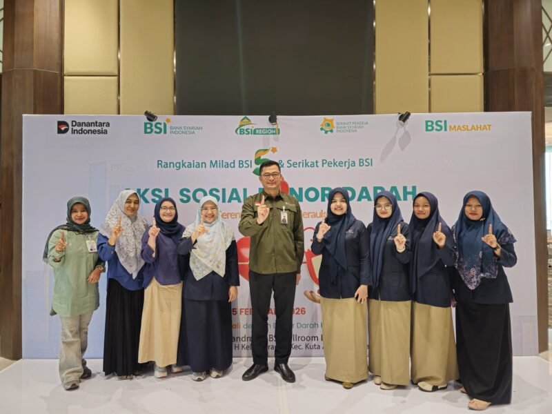 Pegawai BSI dan masyarakat mengikuti kegiatan donor darah dalam rangka Milad ke-5 Bank Syariah Indonesia Regional Aceh yang digelar di Banda Aceh, Lhokseumawe, dan Sabang.(5/2/2026).